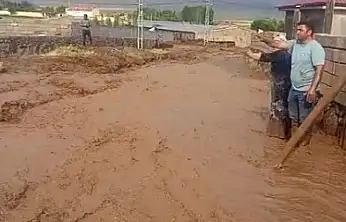 Sağanak Doğubayazıt'ı vurdu: Köy yolları sele teslim oldu