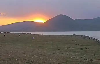 Sıcaklardan bunalanların yeni rotası! Ağrılılar Balık Gölü'nde gün doğumunu karşılıyor