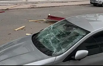 Şiddetli rüzgar Patnos'ta hasara yol açtı, panik anları yaşandı