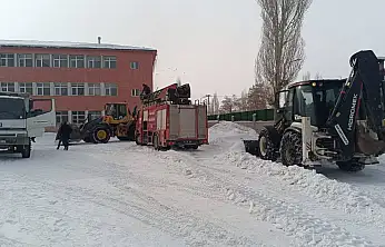 Taşlıçay Belediyesi buzlanmaya karşı okullarda önlem aldı