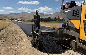 Taşlıçay'da 2,7 kilometrelik köy yolu sıcak asfaltla yenilendi