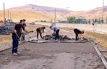 Taşlıçay'da köy yollarına 2 bin 250 metrekare parke taşı döşeniyor