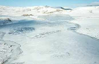 Taşlıçay'da soğuk hava Derecik Barajı'nı esir aldı