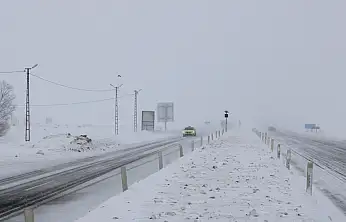 Taşlıçay'da tipi ulaşımı vurdu, sürücüler tesislere sığındı