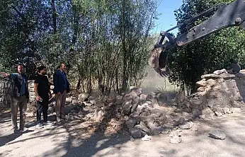 Taşlıçay'da yol genişletme çalışmaları Başkan Budak'ın bahçesinden başladı