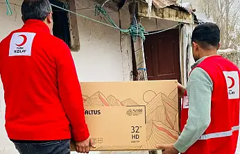Taşlıçay Kızılay gönüllüleri bağış televizyonunu Sofi Amca'ya ulaştırdı