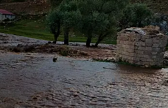 Tekman'ı sel ve kasırga vurdu!