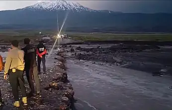 Tendürek Geçidi'nde heyelan: Yol çift yönlü ulaşıma kapandı