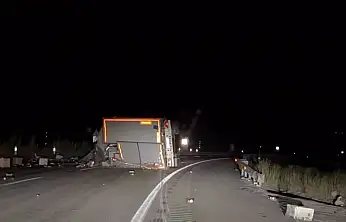 Tendürek Geçidi'nde tır devrildi, sürücü yaralandı
