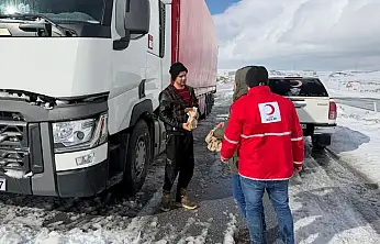 Tendürek'te bekleyen sürücülere Kızılay desteği