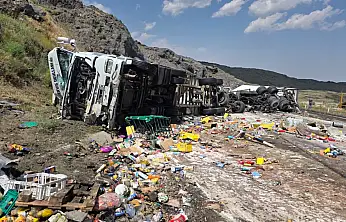 Tendürek'te iki tırın karıştığı kaza sonrası yol savaş alanına döndü