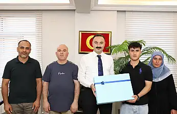 Tıp fakültesini kazanan öğrenciye Kaymakam Ayvat'tan anlamlı destek