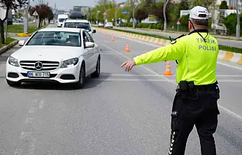 Trafikte Kurallar Değişti: Sürücülere Ekran, Telefon Tutucu ve Ses Sistemi Düzenlemesi