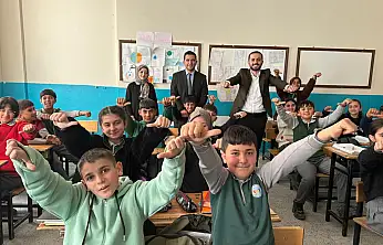 TÜGVA Ağrı İl Temsilciliği, öğrencilere kitap okuma alışkanlığını aşılıyor