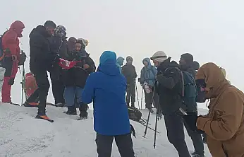Türk, Faslı ve Polonyalı dağcılar Ağrı Dağı'nın zirvesine ulaştı