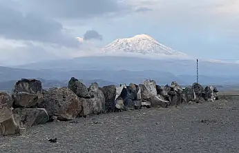 Türkiye'nin çatısı karla kaplı manzarasıyla Doğubayazıt'ı selamladı