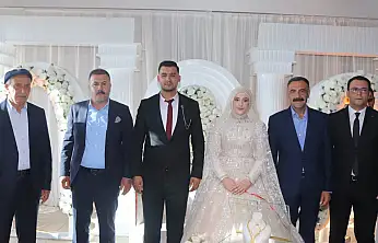 Tutak Belediye Başkanı Fevzi Sayan, genç çiftin nişan yüzüklerini taktı