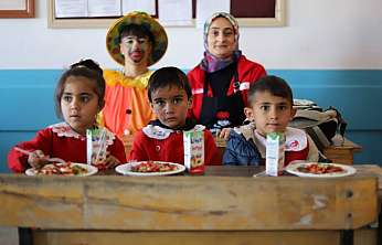 Tutak Kızılay gönüllülerinden öğrencilere waffle ikramı