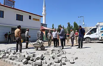 Tutak Köyü'nde kilitli parke çalışmaları hız kesmeden sürüyor