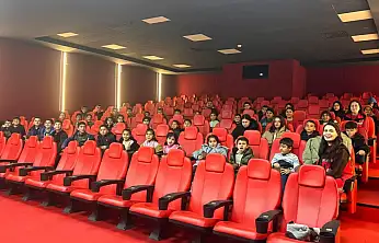 Tutaklı öğrenciler sinema salonunda buluştu