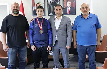 U15 Erkekler Türkiye Boks üçüncüsü Baver Yiğit Bayram İl Müdürü Ahmet Çelebi'yi ziyaret etti