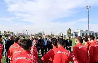 Vali Bozkurt Doğubayazıt'ta sahaya indi, sporcularla buluştu