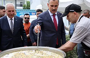 Vali Bozkurt, Eleşkirt'te vatandaşa aşure ikram etti