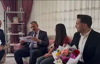 Vali Bozkurt, evde eğitim alan Elif Havva'nın karne sevincine ortak oldu