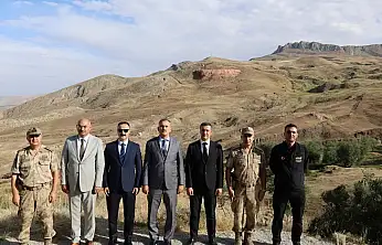 Vali Bozkurt Nuh'un Gemisi Silüeti Alanı'ndaki kazıları inceledi