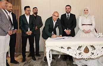 Vali Koç genç çifte mutluluklar diledi, düğünde halay çekti