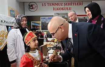 Vali Koç, öğrencilerin hazırladığı yerli ürün stantlarını gezdi