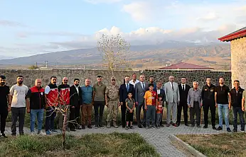 Vali Önder Bozkurt Çiftlik Köyü'nde vatandaşlarla buluştu