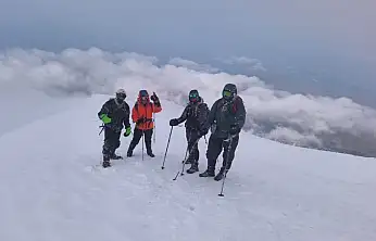 Van Gölü aktivistlerinden Ağrı Dağı'nın zirvesinde çevre mesajı