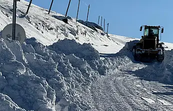 Yoğun kar yağışı Taşlıçay'da çalışmaları durdurmadı