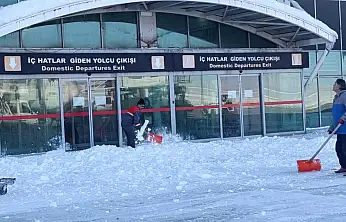 Yolcu güvenliği için havalimanında kar mesaisi