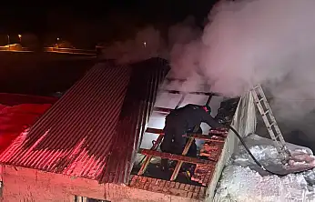 Yoncalı Köyü'nde çatı yangını itfaiye ekiplerince söndürüldü