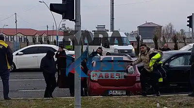 Ağrı çevre yolu girişinde trafik kazası: Ekipler hızla müdahale etti