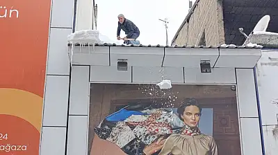 Ağrı Cumhuriyet Caddesi'nde çatı temizliği sürüyor