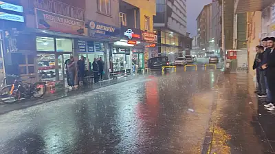 Ağrı'da akşam sağanağı hazırlıksız yakaladı: Vatandaşlar iş yerlerine sığındı