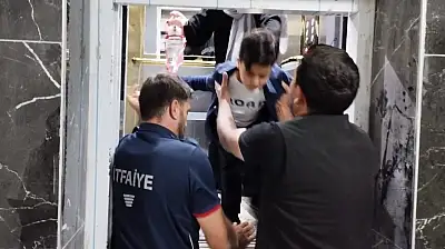 Ağrı'da asansörde mahsur kalan anne ve oğlu kurtarıldı