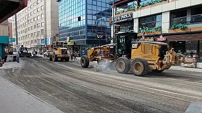Ağrı'da aynı anda kazılan yollar trafiği kilitledi