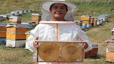 Ağrı'da baba oğulun geven balı mesaisi