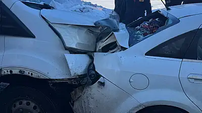 Ağrı'da buzlanma nedeniyle zincirleme trafik kazası