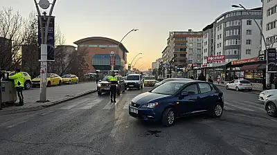 Ağrı'da çarpma anı korkuttu: Sürücü ve vatandaşlar yardıma koştu