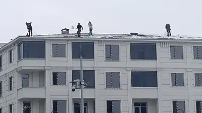Ağrı'da çatıda biriken karlar temizlenmeye devam ediyor