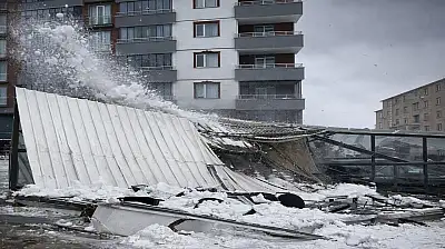 Ağrı'da çatıdan düşen kar kafeyi yerle bir etti