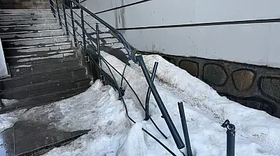 Ağrı'da çatıdan kopan buz kütleleri yine hasara yol açtı