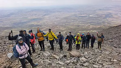 Ağrı'da dağcılar ne giyeceğini şaşırdı!
