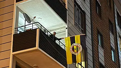Ağrı'da derbi coşkusu evlerin balkonlarına taşındı