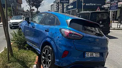 Ağrı'da Erzurum Caddesi'nde trafik kazası: İki araçta hasar oluştu